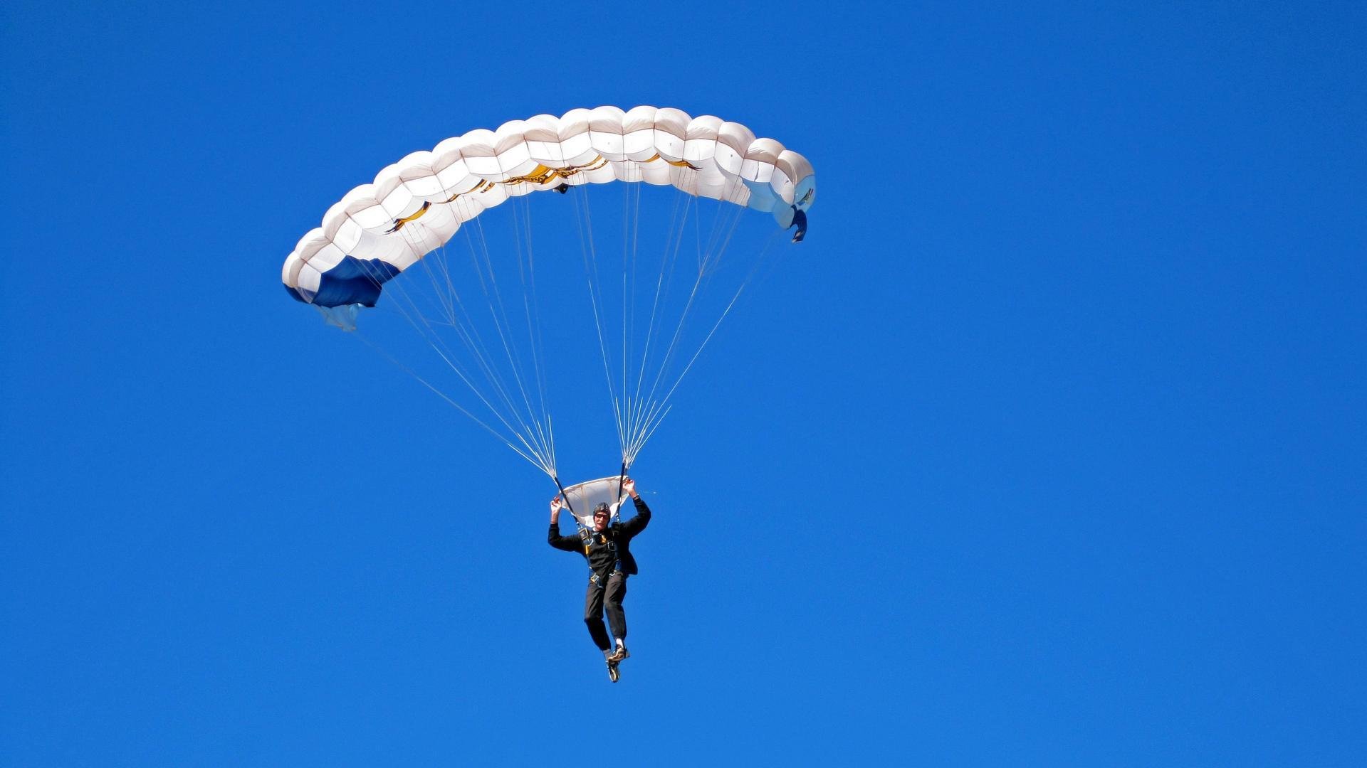 李恩:全黑队中场的“无声指挥官”,默默撑起全队攻防转换